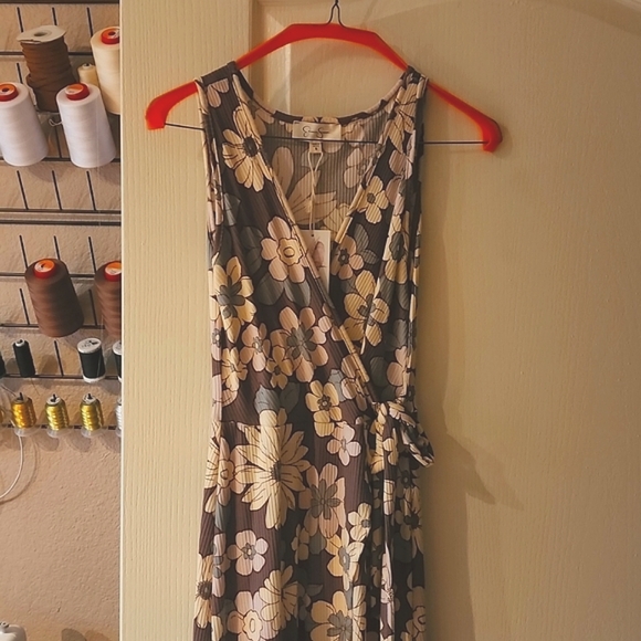 3/$20 NWT Floral Midi dress - Picture 2 of 3